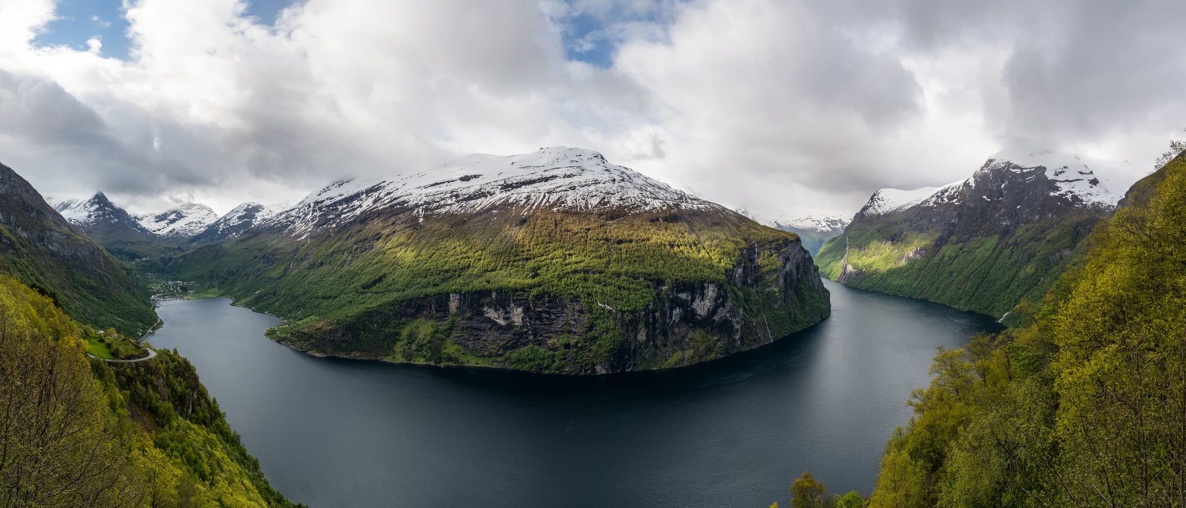 Norsk fjordlandskap med fjell